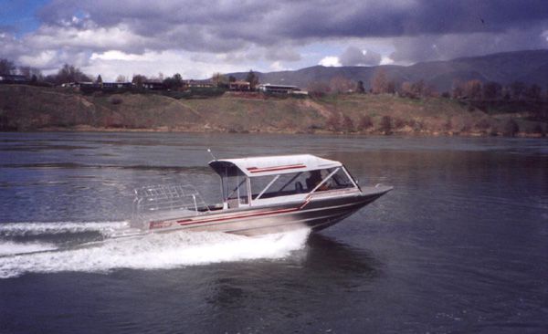 26′ Single Gasoline Outfitting Guide Boat